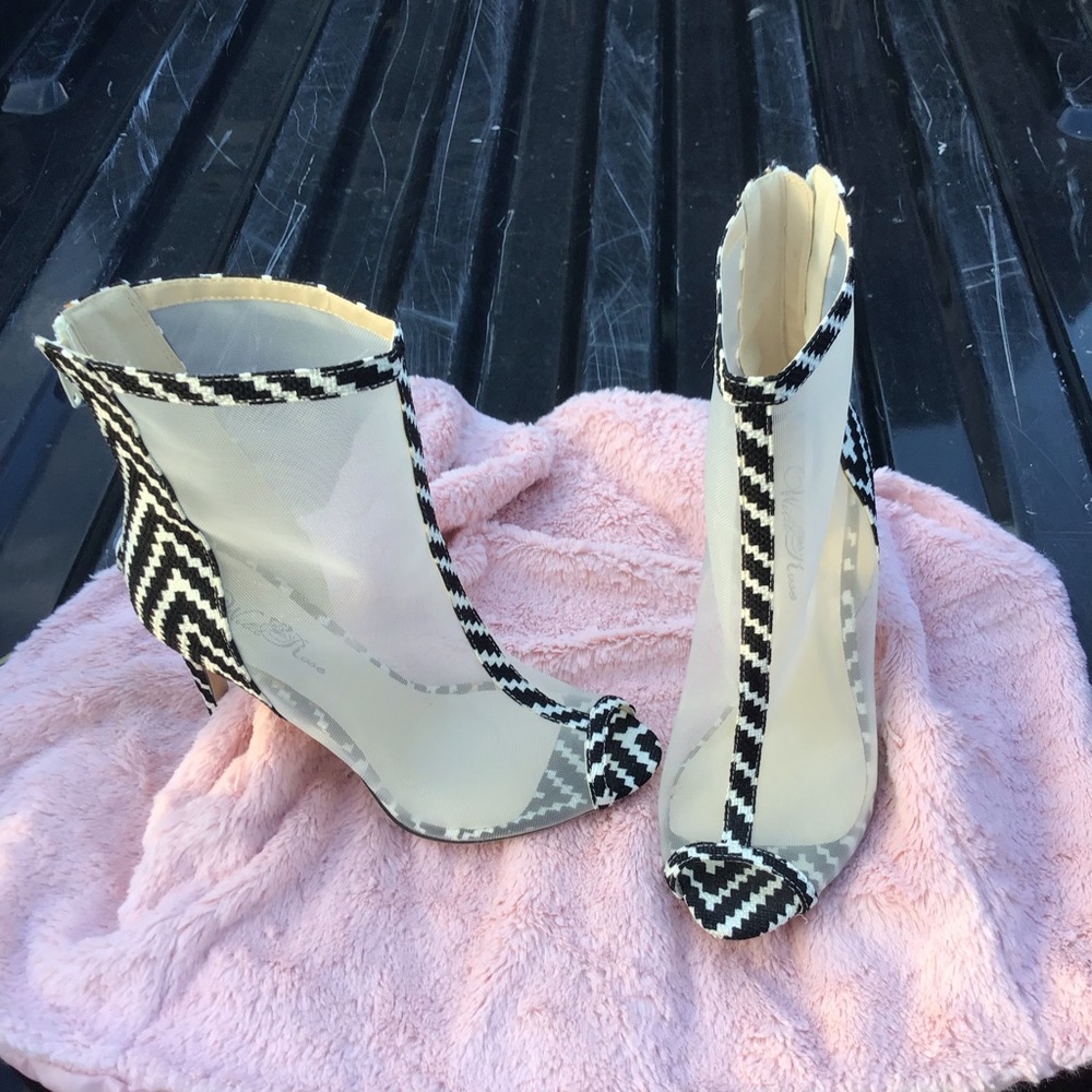 Blk and ivory striped nude mesh heel